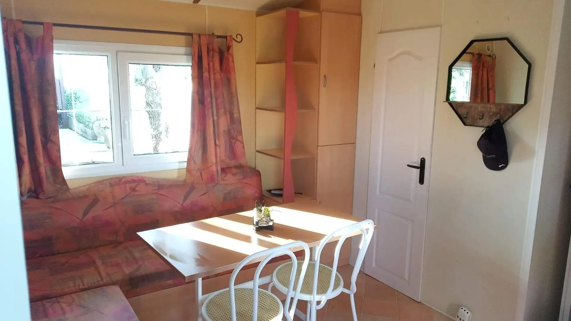 Mobil Home Dans Camping Aquatique Hyères